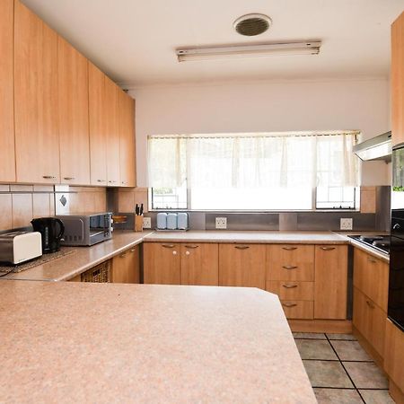 Spacious Menlyn Maine Villa Pretoria-Noord エクステリア 写真