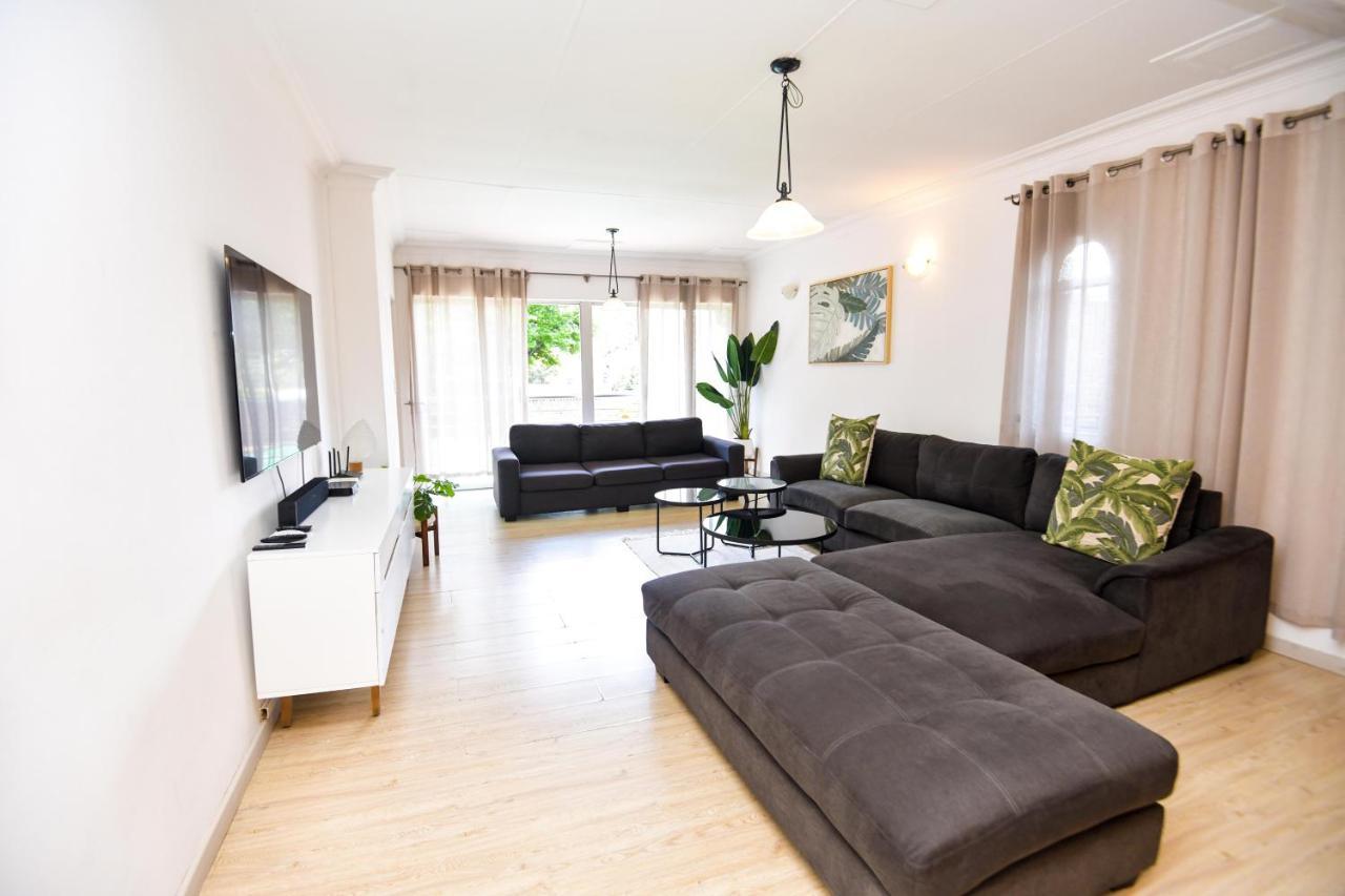 Spacious Menlyn Maine Villa Pretoria-Noord エクステリア 写真