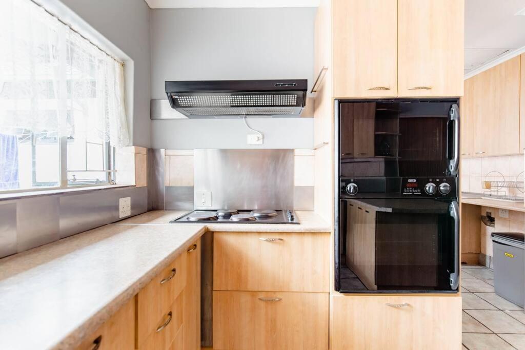 Spacious Menlyn Maine Villa Pretoria-Noord エクステリア 写真